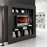 W ramie niczym obraz. Oryginalną biblioteczkę możemy kupić również w kolorze białym. CATTELAN ITALIA