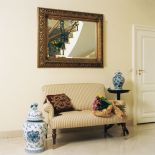 W reprezentacyjnym holu nie brakuje miejsc, w których można się zatrzymac, na chwilę przysiąść.