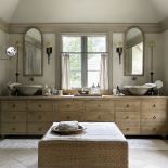 W roli umywalek stare tureckie naczynia. Pleciona otomana z The Wicker Works.