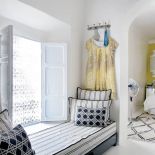 W różowym mieście stoi biały dom z graficznymi dekoracjami.