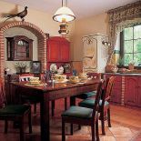 W rustykalnej kuchni znajdziemy ceglane elementy.