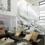 W salonie ciemne skórzane kanapy rozjaśniają poduszki.