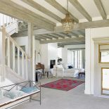 W salonie czerwony orientalny dywan dominuje na tle stonowanej kolorystyki.