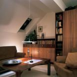 W salonie dominuje ciepły brąz. Uroda geometrii