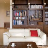 W salonie drewniana biblioteka. Francuz nad Wisłą