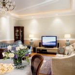 W salonie dwie kanapy zaprojektowane przez Małgosię Kalitę. Mają inny kolor i ksztalt, ale obydwie