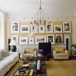 W salonie gospodarze ustawili czarno- białe fotografie.