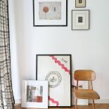 W salonie grafiki Stanisława Fijałkowskiego oraz plakaty Andrzeja Pągowskiego i Henryka Tomaszewskiego.