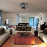 W salonie identyczne kanapy ustawione naprzeciwko siebie.