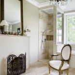 W salonie kąpielowym jest nawet kominek.