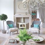 W salonie kute przez kowala żyrandole.