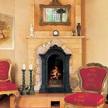 W salonie miejsce znalazły pamiątki po babci- stare ramy, kanapa i dwa fotele.