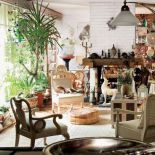 W salonie mnustwo na pozór nie pasujących do siebie przedmiotów.