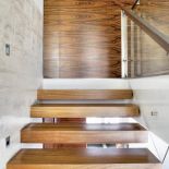 W salonie, na środku była kiedyś klatka z kręconymi schodami i szpetnymi poręczami z drutu.