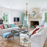 W salonie na wzór francuski zostały zrobione mozaiki ze szczotkowanego dębu.