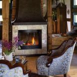 W salonie nie mogło zabraknąć kominka.