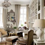 W salonie nie mogło zabraknąć kryształowego żyrandola.