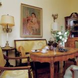 W salonie pani Ewa powiesiła swój portret z dzieciństwa.