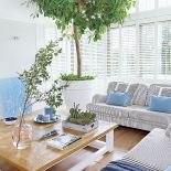 niebieskie dodatki do salonu