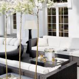 W salonie pod chmurką elegankie meble wyplatane z przypominającego rattan tworzywa loom, które jest odporne na każdą pogodę.