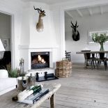 W salonie przeważają jasne kolory (biel, beże, barwy ziemi).