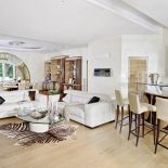 W salonie są kremowe, skórzane sofy włoskiej firmy Natuzzi i hiszpańskie marmury.