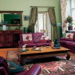 W salonie skórzane kanapy i niski stolik.