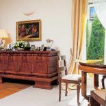 W salonie stanął ukochany komplet art déco, który przechodził z pokolenia na pokolenie. Zdobił mieszkanie