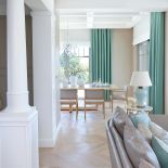 W salonie stanęły doryckie kolumny na wysokich cokołach.