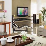 W salonie stoi ciekawy szezlong. Apartament nie na sprzedaż