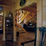 W salonie stoi dekoracyjna witryna. Wymarzone miejsce