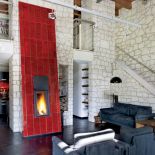 W salonie stoi kultowa lampa Coupe projektu Joe Colombo z 1967 roku. Można ją kupić w sklepie Casanova w Warszawie.