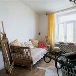 W salonie stoi obszerna niska kanapa.