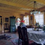 W salonie stoi pikny kaflowy piec. Wymarzone miejsce