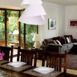 W salonie trzy w jednym: biblioteka, jadalnia i kącik telewizyjny.