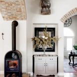 W salonie ważną rolę pełni koza. Rezydencja nad stawem