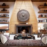 W salonie wisi świątynny gong z Bali, a na kuchennej ławie stoi kamienna rzeźba z indonezyjskiej wyspy Lombok.