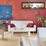 W salonie wiszą obrazy Rafała Chojnowskiego, który jest nie tylko wspólnikiem Krzysztofa, ale i malarzem.