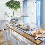 biała jadalnia z niebieskimi dodatkami