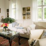 W salonie zdobiony stolik