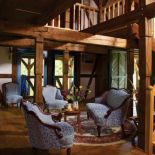 W salonie znajduje się kanapa i fotele.