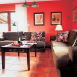 W salonie znajdziemy reprodukcje obrazów Alfonsa Muchy i secesyjne lampy.