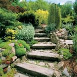 W skalnym ogrodzie: schody wyłożone są podkładami i polnymi kamieniami. ARCHIWUM REDAKCJI