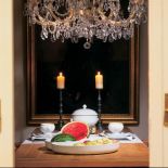 W starej willi nie mogło zabraknąć kryształowego żyrandola,