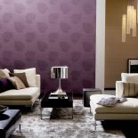 W stonowanym salonie liliowa ściana. JVD