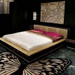 W stonowanym wnętrzu czasem potrzeba szczypty fantazji - tu do prostego łóżka wybrano dywan w kształcie motyla.