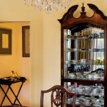 W stylowej serwantce cieszy oczy kolekcja kolorowych filiżanek - hobby pani Iwony.