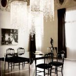 W stylu glamour: za stół Yves ze szklanym blatem zapłacimy 14 100 zł, rzeźbione krzesło Jasmine - 3150 zł,