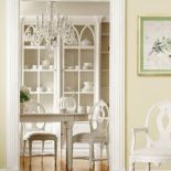 W stylu gustawiańskim: ręcznie malowany i patynowany stół z olchy kosztuje 4950 zł, krzesło Svenska - 1550 zł. FABRYKA WNĘTRZ