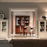 W stylu Ludwika Filipa. Mirabeau z okuciami z postarzanego mosiądzu. Witryna większa kosztuje od ok. 12 300 zł, za